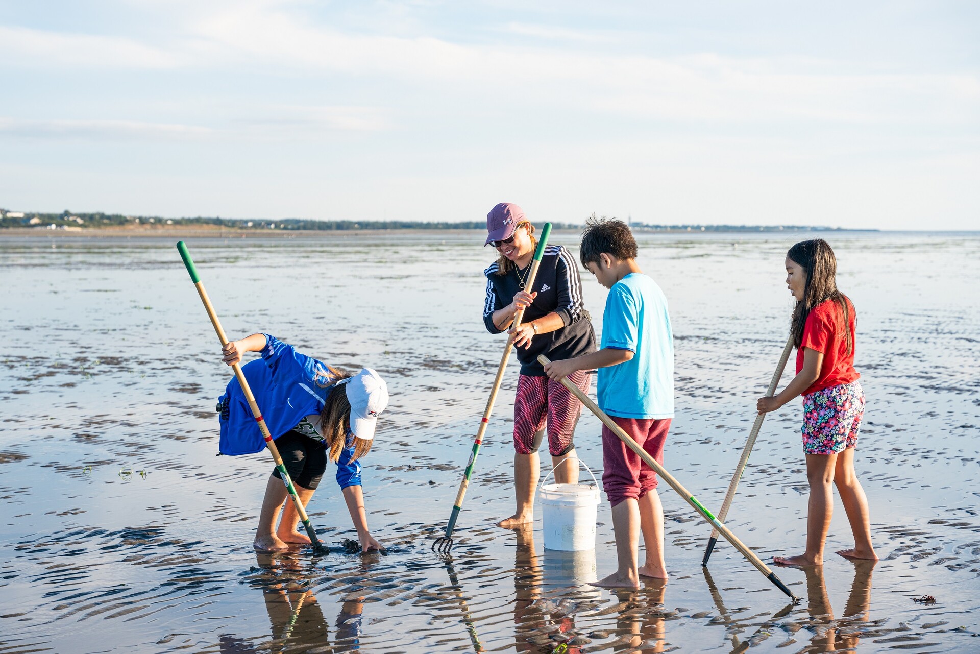Des jeunes qui grattent des coques. (Photo : Charlene d'Entremont)