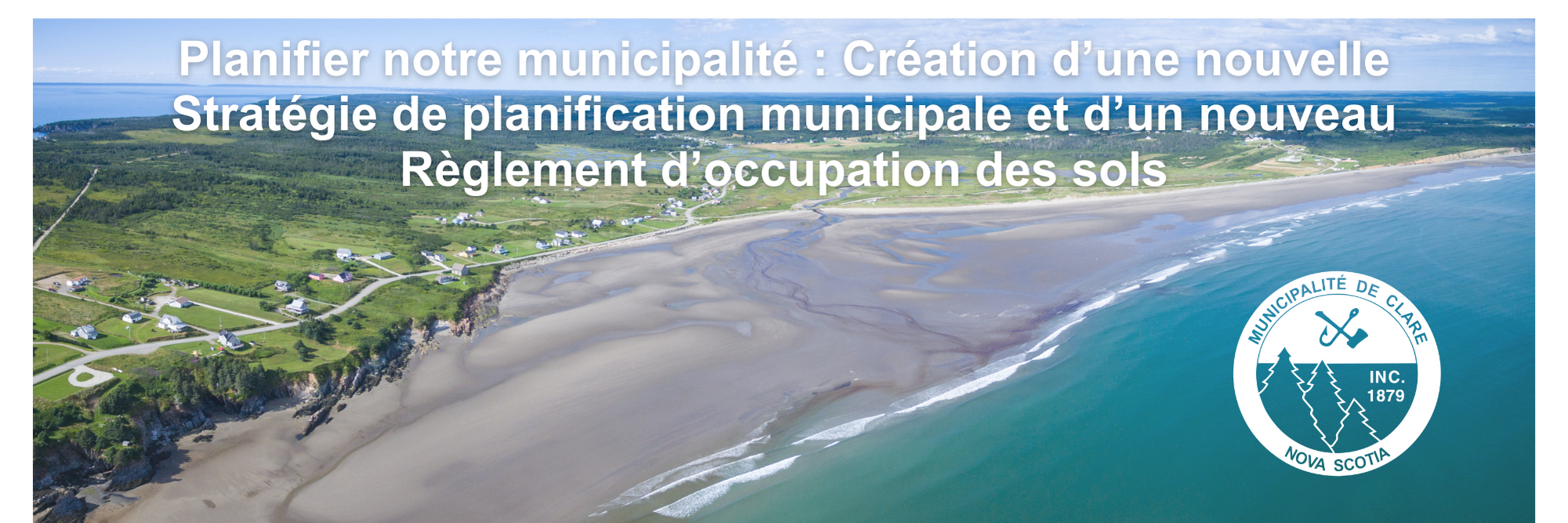 Une photo aérienne de la plage de Mavillette et le texte " Planifier notre municipalité : Création d'une nouvelle Stratégie de planification municipale et d'un nouveau Règlement d'occupation des sols".